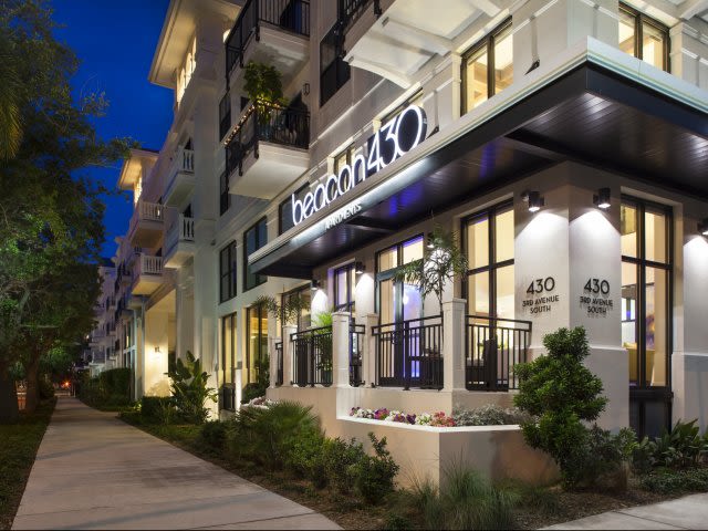Beacon430_LuxuryApartmentCommunity_Entrance_StPetersburgFL