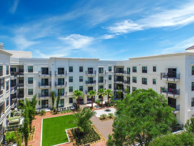 Beacon430_LuxuryApartmentCommunity_Courtyard_StPetersburgFL