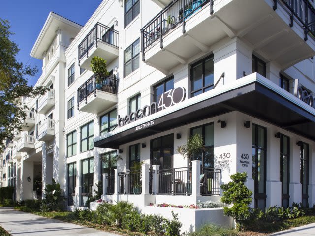 Beacon430_LuxuryApartmentCommunity_Entrance_StPetersburgFL