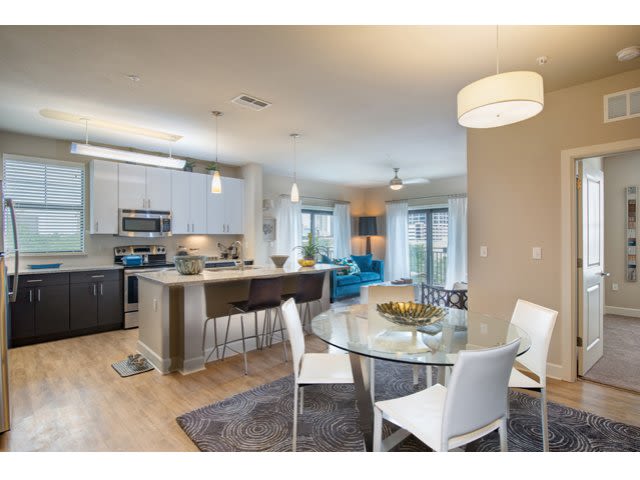 Beacon430_LuxuryApartmentCommunity_LivingRoom_StPetersburgFL
