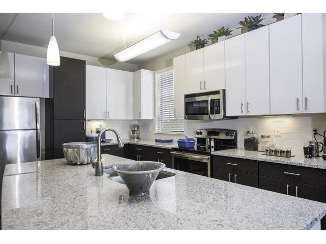 Beacon430_LuxuryApartmentCommunity_Kitchen_StPetersburgFL