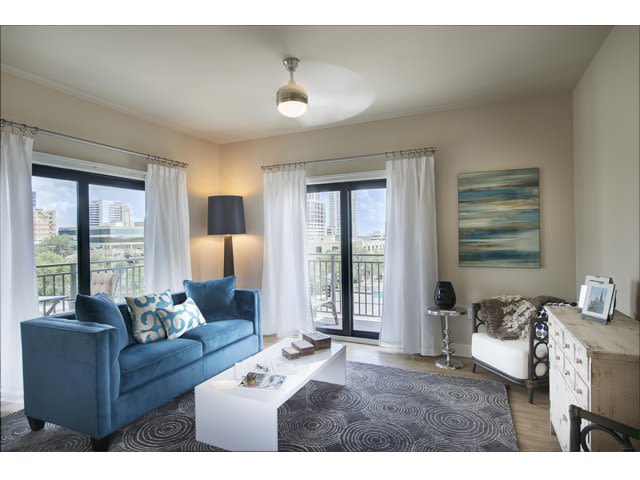 Beacon430_LuxuryApartmentCommunity_LivingRoom_StPetersburgFL