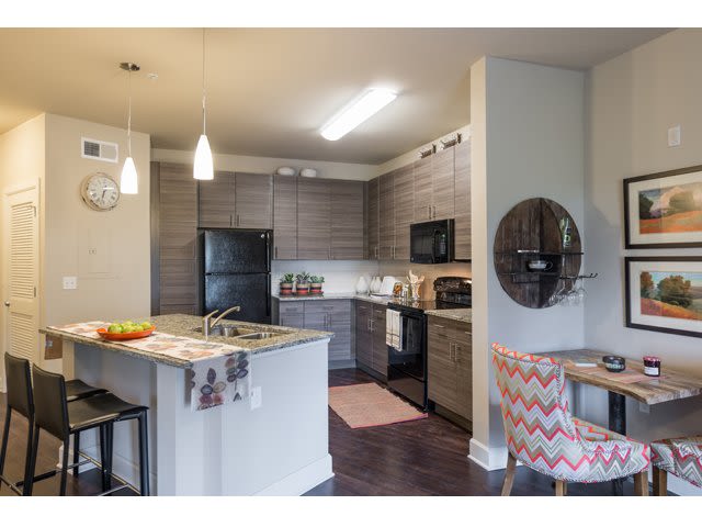 Beacon430_LuxuryApartmentCommunity_Kitchen_StPetersburgFL