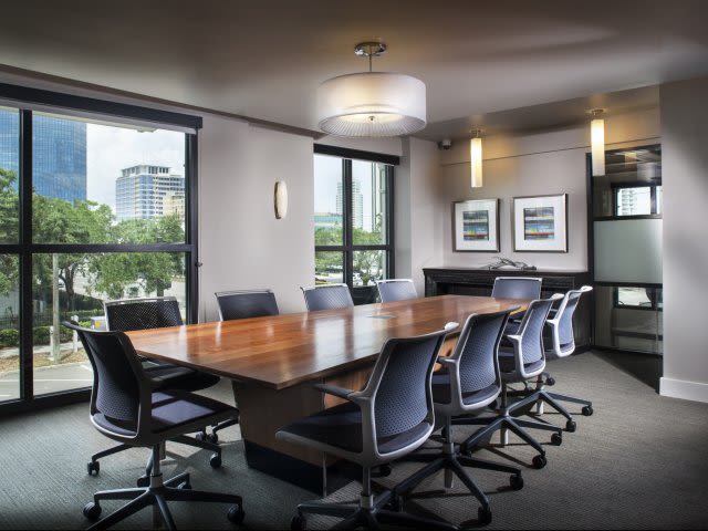 Beacon430_LuxuryApartmentCommunity_ConferenceRoom_StPetersburgFL