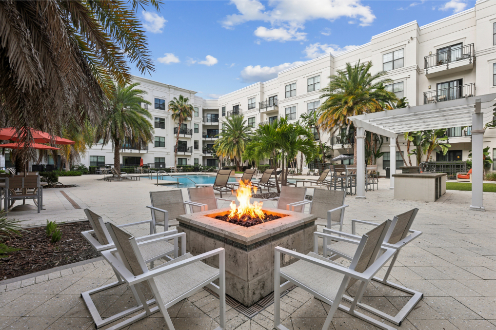 Beacon430_LuxuryApartmentCommunity_PoolFirePit_StPetersburgFL
