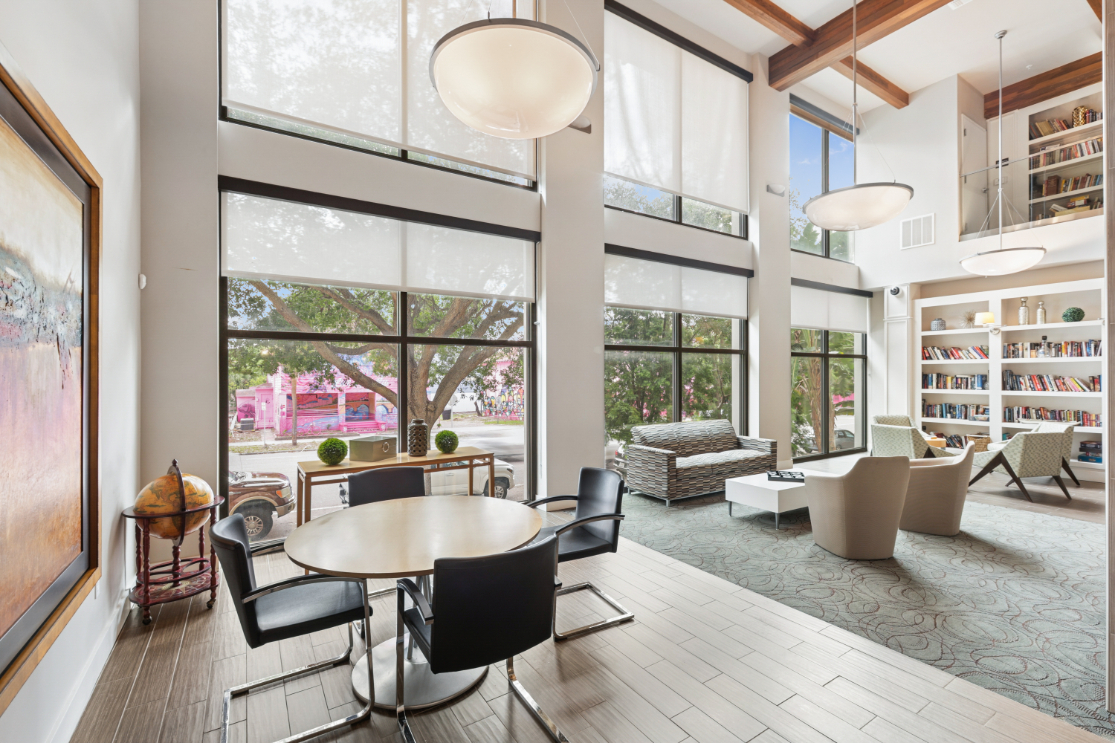 Beacon430_LuxuryApartmentCommunity_Clubhouse_StPetersburgFL