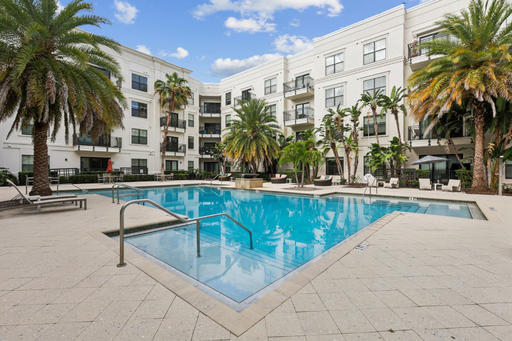 Beacon430_LuxuryApartmentCommunity_Pool_StPetersburgFL