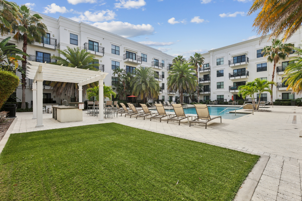 Beacon430_LuxuryApartmentCommunity_Courtyard_StPetersburgFL