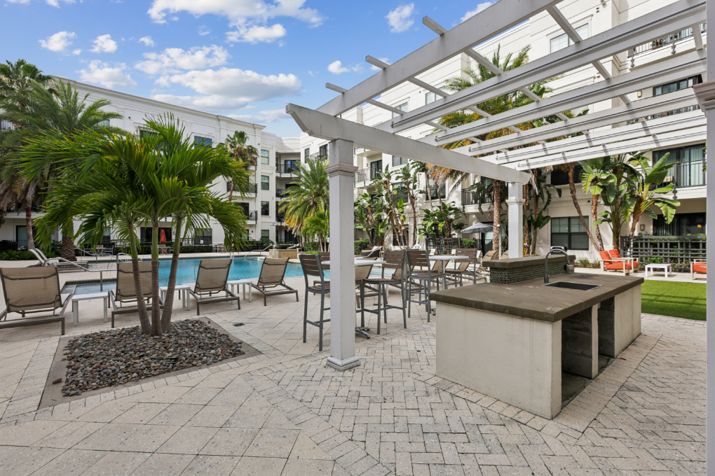 Beacon430_LuxuryApartmentCommunity_Grill_StPetersburgFL