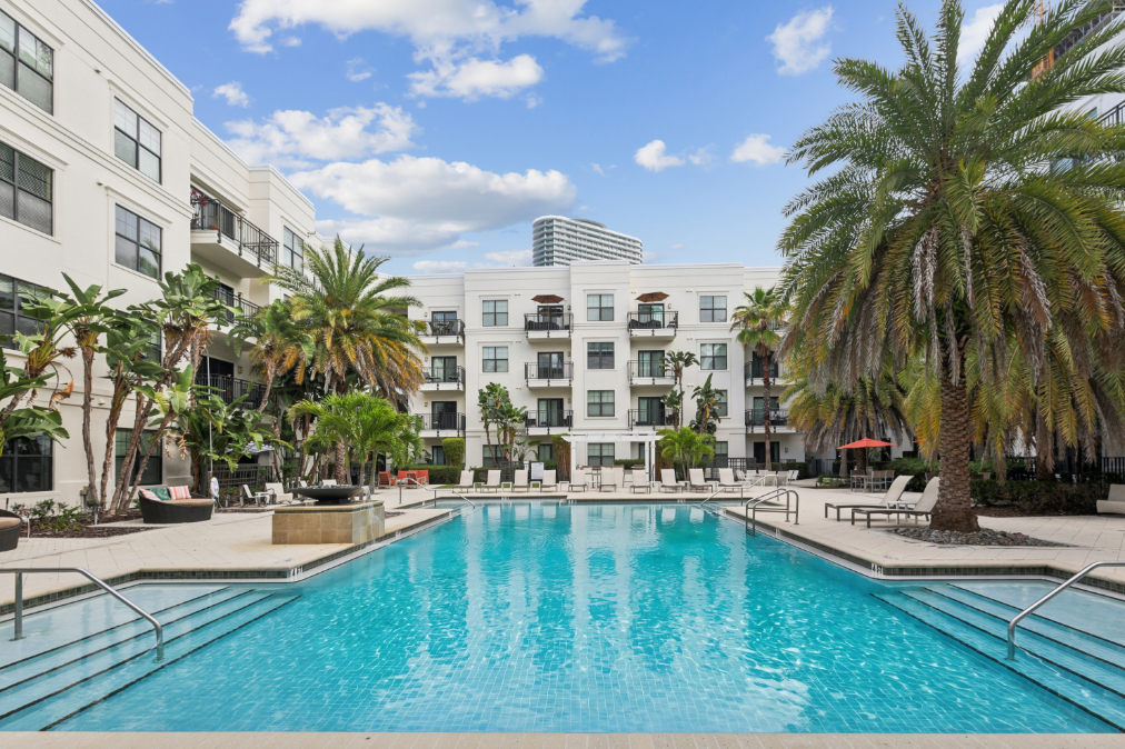 Beacon430_LuxuryApartmentCommunity_Pool_StPetersburgFL